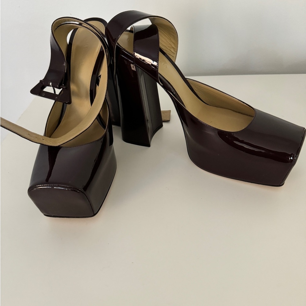 Bottega Veneta Brown patent pumps. Size 39.
Heel height 14 cm. Like new.